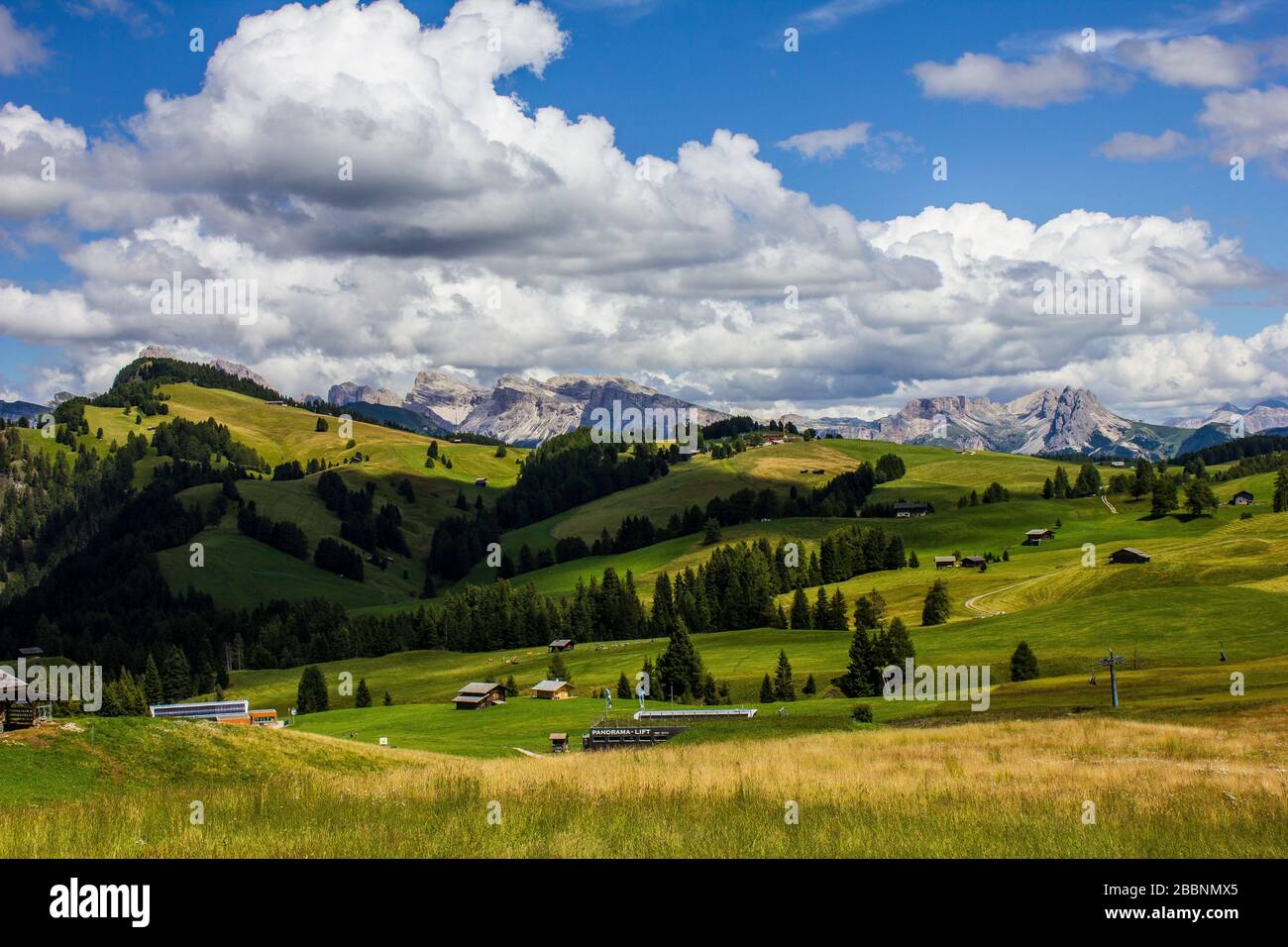 Blick auf die Seiser Alm (Seiser Alm) mit den Bergen im Hintergrund Stockfoto