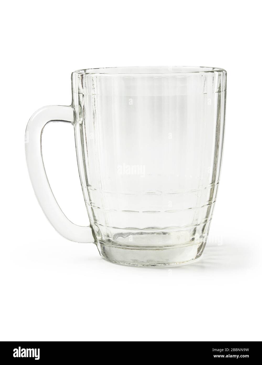 Glas facettierter Bierbecher isoliert auf Weiß Stockfoto