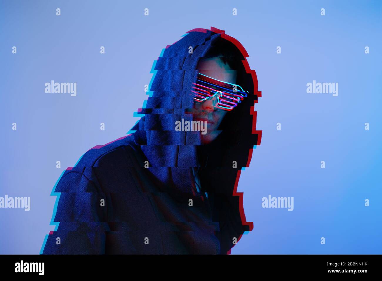 Mann in der Haube und Cyber-Brille. Spielfigur. Konzept der virtuellen Realität, Cyber-Spiele und Science Fiction. Bild mit Glitch-Effekt. Stockfoto