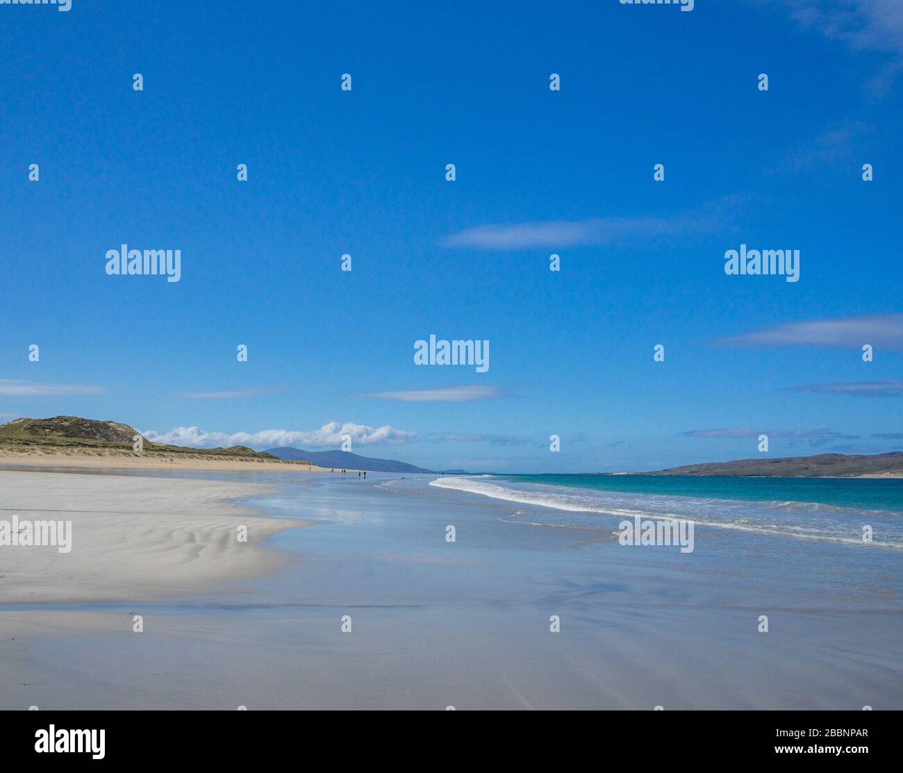 Fantastischer Strand von Luskentire, Insel Harris, Äußere Hebriden, Schottland mit Hügeln von Harris im Hintergrund blauer Himmel und klarem türkisfarbenem Meer Stockfoto