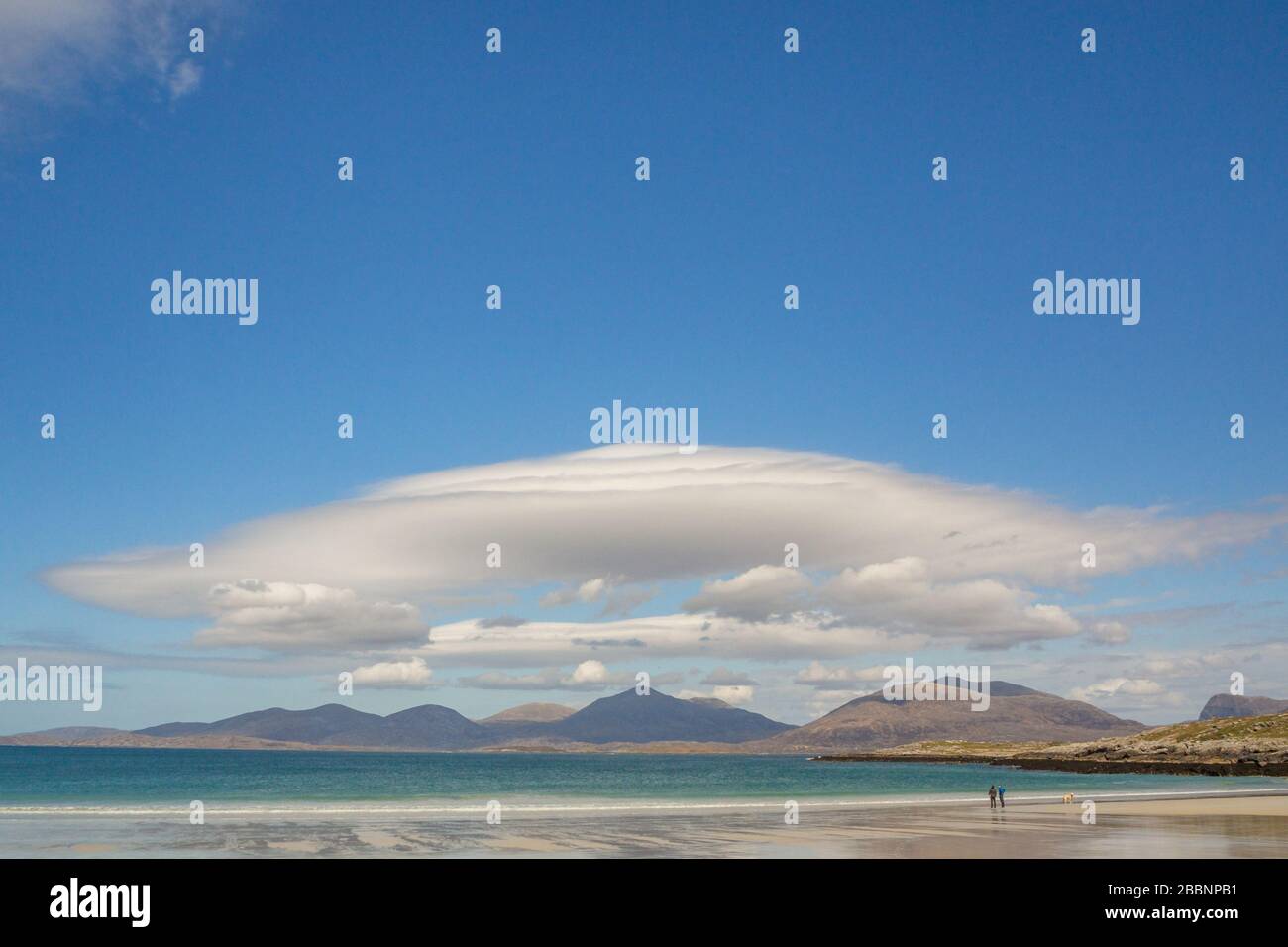 Fantastischer Strand von Luskentire, Insel Harris, Äußere Hebriden, Schottland mit Hügeln von Harris im Hintergrund blauer Himmel und klarem türkisfarbenem Meer Stockfoto