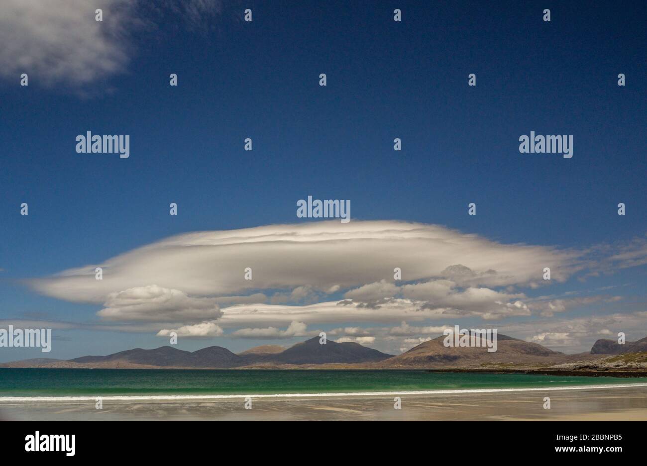Fantastischer Strand von Luskentire, Insel Harris, Äußere Hebriden, Schottland mit Hügeln von Harris im Hintergrund blauer Himmel und klarem türkisfarbenem Meer Stockfoto