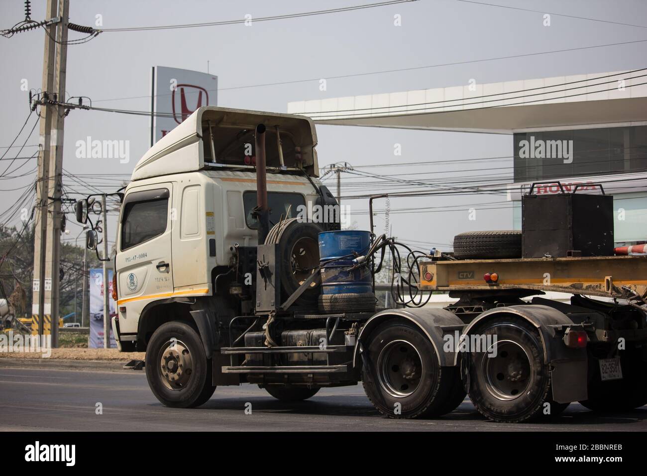 Chiangmai, Thailand - 4. März 2020: Privater Hino Mega FM Trailer Cargo Truck. Foto auf der Straße Nr.1001 ca. 8 km von der Innenstadt von Chiangmai, thailand. Stockfoto