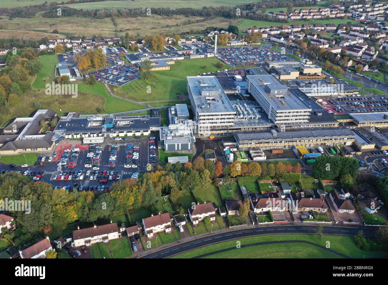 Luftstrohblick auf das Universitätskrankenhaus Monklands Airdrie Stockfoto