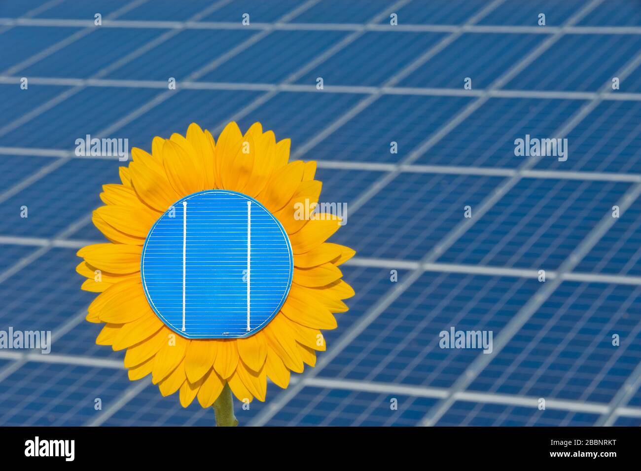 Erneuerbare Energie mit Sonnensystem Stockfoto