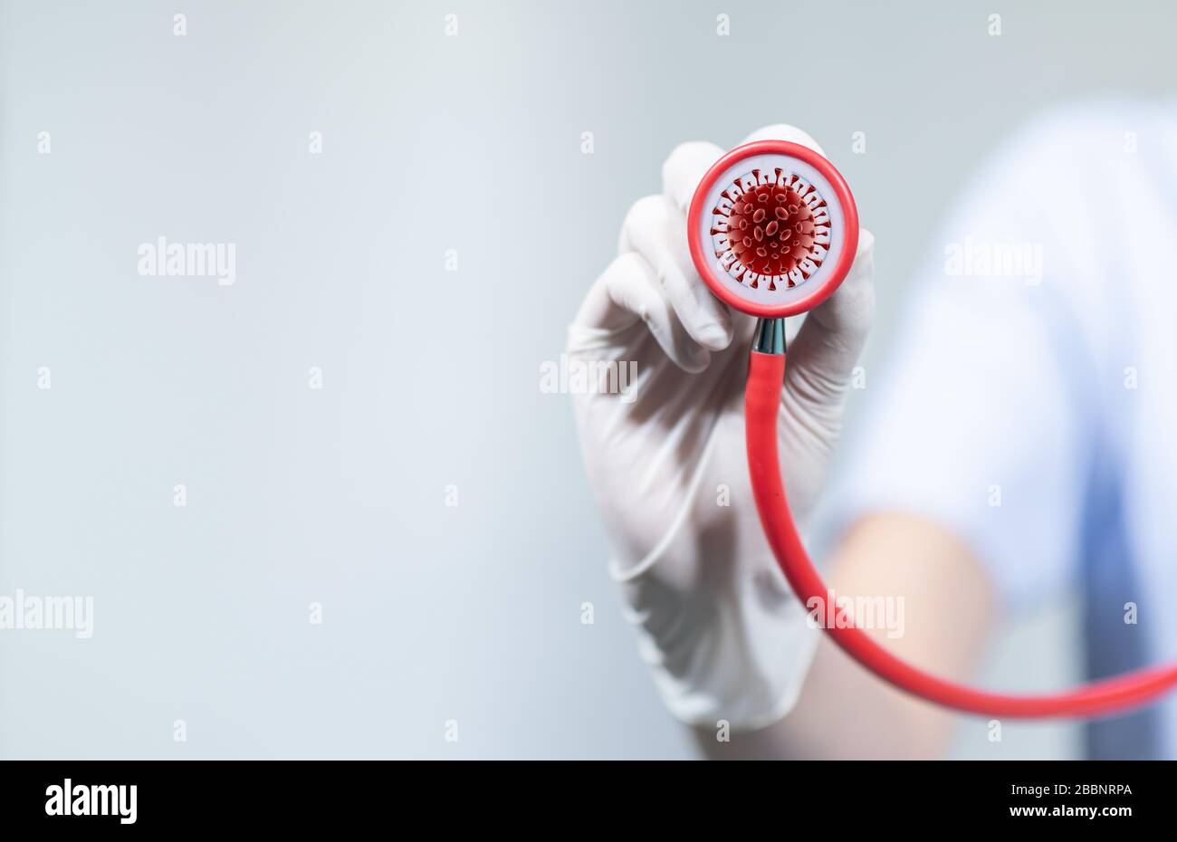 corona-virus, Kovid-19 weiblicher Arzt mit Werkzeugen, weißer Hintergrund Stockfoto