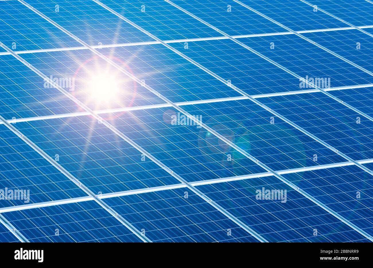 Erneuerbare Energie mit Sonnensystem Stockfoto