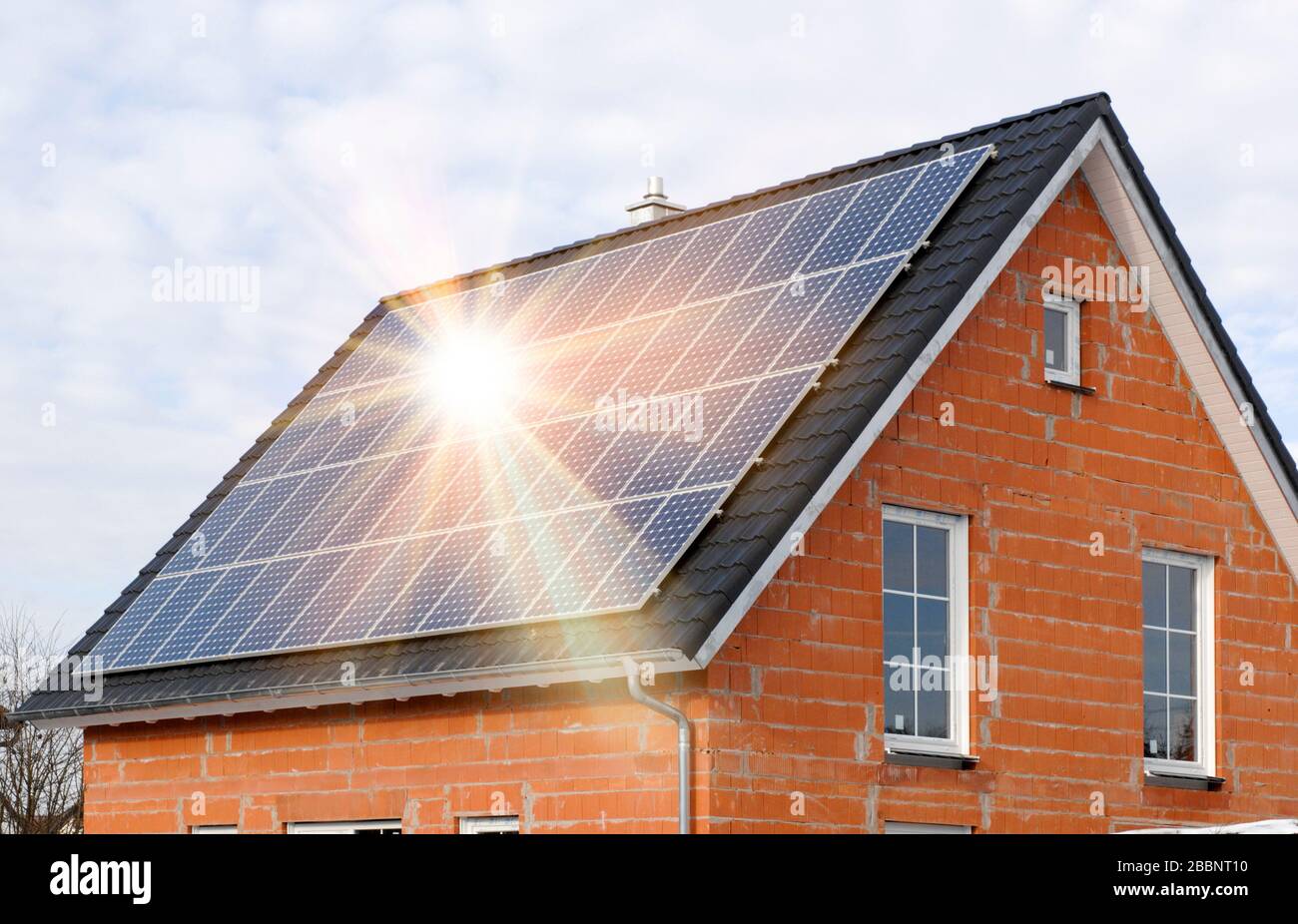 Erneuerbare Energie mit Sonnensystem Stockfoto