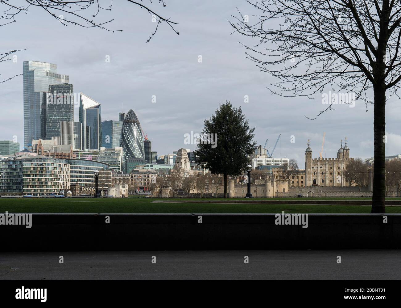 © 2020 Andrew Baker. LONDON GROSSBRITANNIEN. März 2020 EIN verlasser Potter Fields Park vor dem Hintergrund der City of London. Nach Beratung durch die britische Regierung Stockfoto