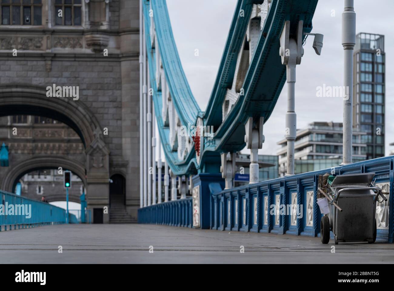 © 2020 Andrew Baker. LONDON GROSSBRITANNIEN. März 2020 EIN Straßenreinigungswagen an einer leeren Tower Bridge um 8.30 Uhr während der Hauptverkehrszeit am Freitag nach dem britischen reg Stockfoto