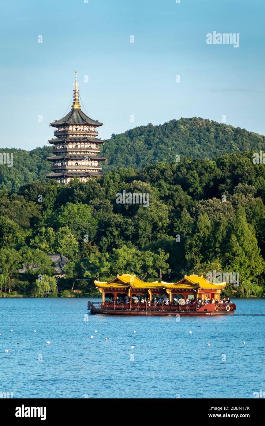 Blick auf die Leifeng-Pagode, den Westsee in Hangzhou, China Stockfoto
