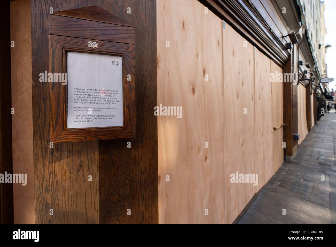 © 2020 Andrew Baker, 21. März 2020. Genießen Sie Cafés und Restaurants in der Old Compton Street, Soho, London. Nachdem die britische Regierung die Sperrung durchgesetzt hatte Stockfoto