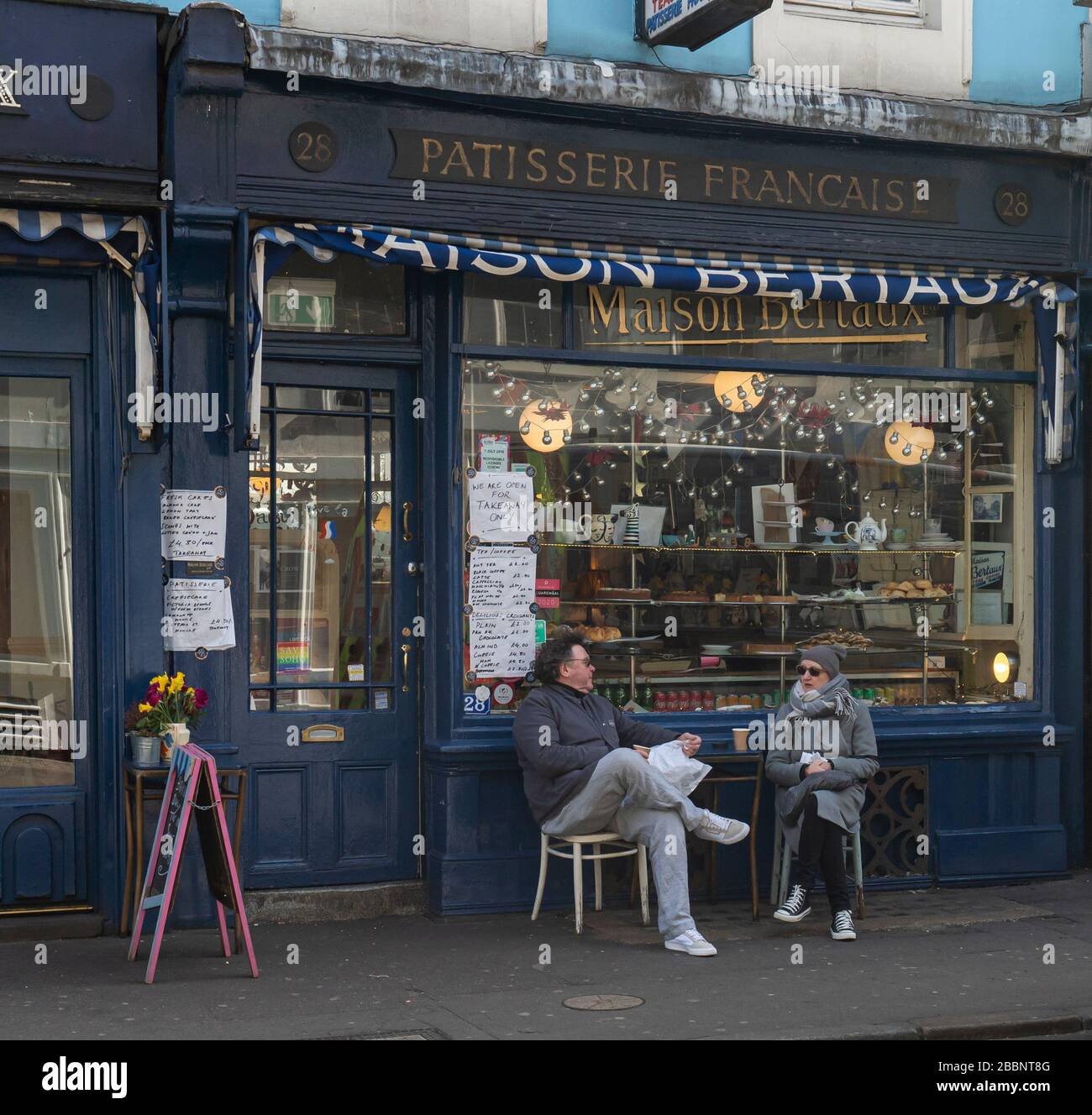 © 2020 Andrew Baker, 21. März 2020. Ein Paar trotzt den Empfehlungen der britischen Regierung, zu Hause zu bleiben, um die Verbreitung des Corona-Virus in Soho, London zu verhindern. Stockfoto