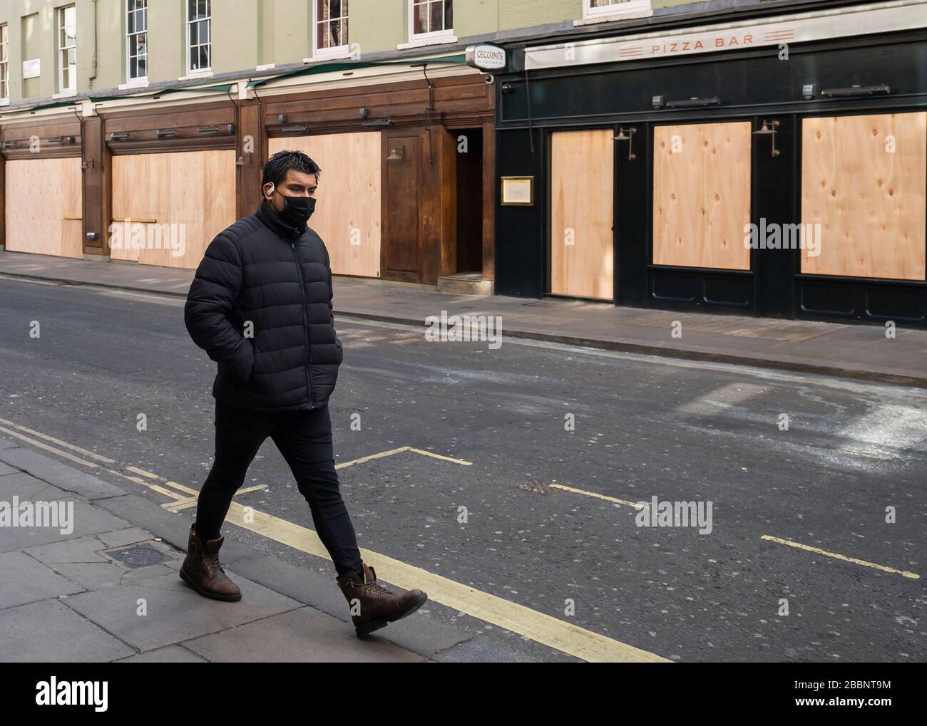 © 2020 Andrew Baker, 21. März 2020. Genießen Sie Cafés und Restaurants in der Old Compton Street, Soho, London. Nachdem die britische Regierung die Sperrung durchgesetzt hatte Stockfoto