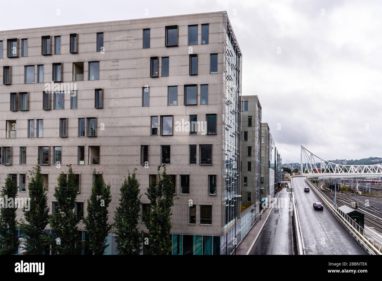 Oslo, Norwegen - 11. August 2019: Norwegische Steuerverwaltung oder Skatteetaten-Gebäude in Mittel-Oslo. Es ist ein modernes Gebäude mit belüfteten Metallteilen Stockfoto