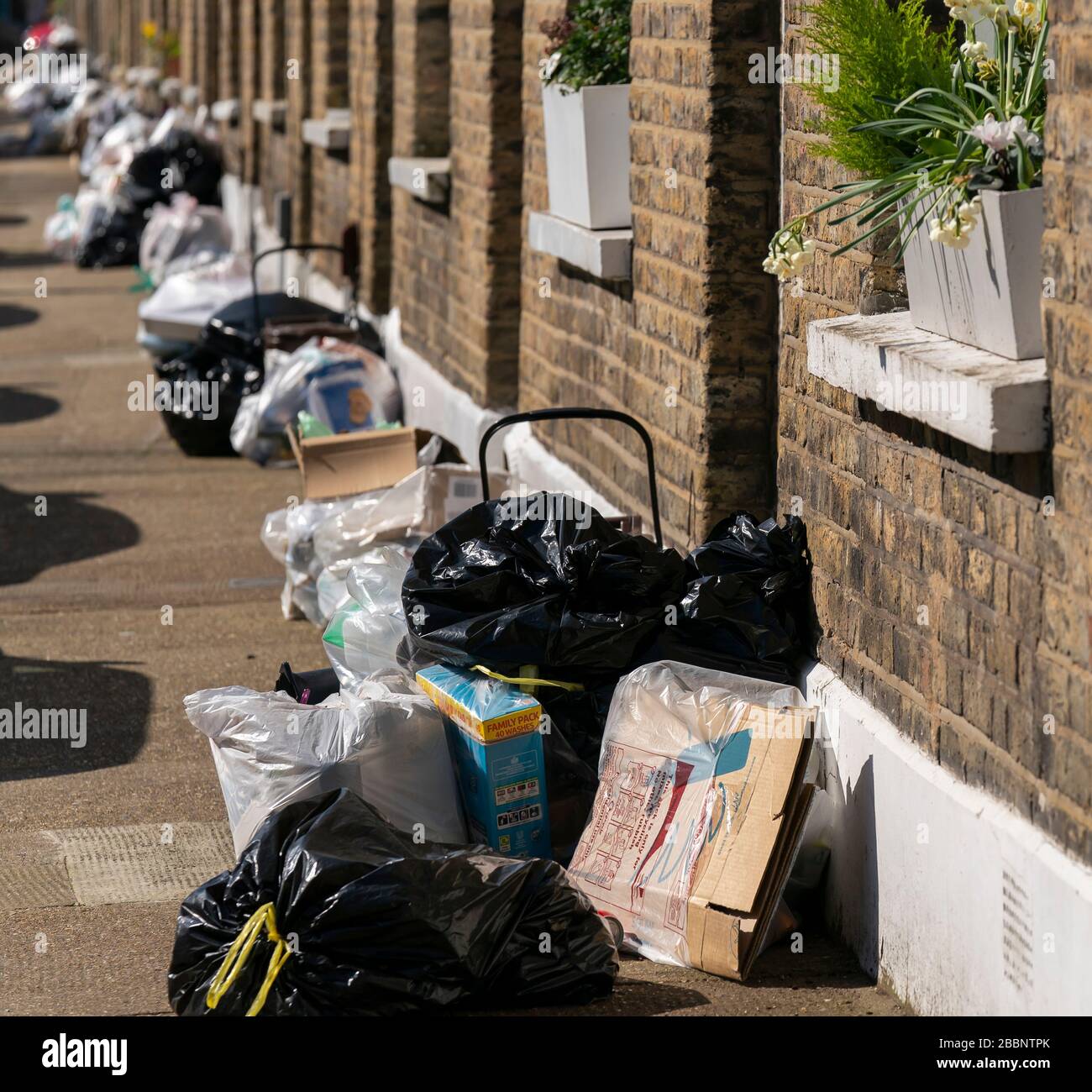 © 2020 Andrew Baker, 22. März 2020. UN-gesammeltes Haus hält Müll in der Elwin Street, Bethnal Green, London, aufgrund von Arbeitskampfmaßnahmen von Refuse Co. Zurück Stockfoto