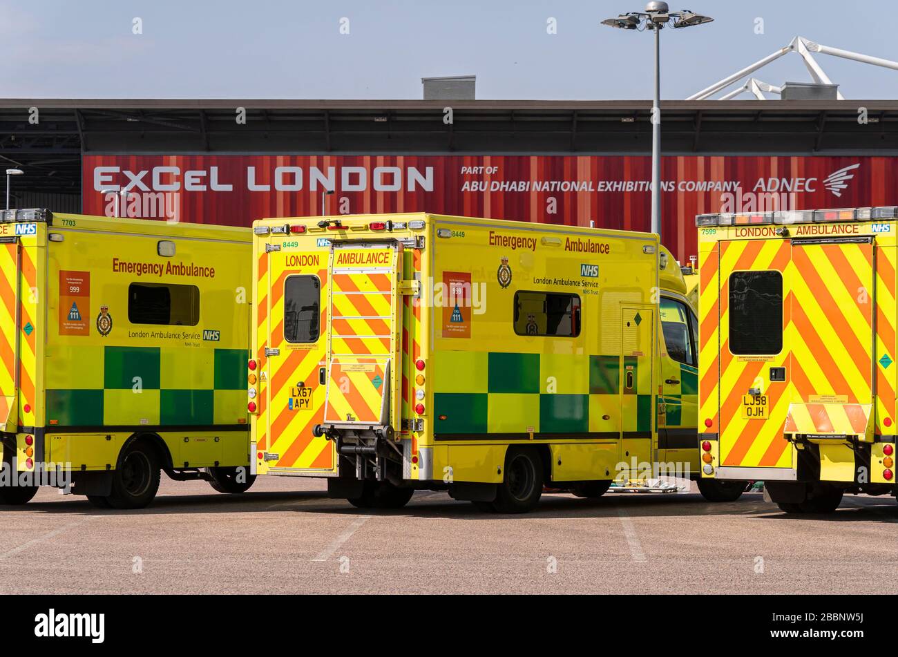 © 2020 Andrew Baker 28. März 2020. Rettungswagen im Excel Exhibition Centre in London, das als NHS Nightingale provisorisches Krankenhaus genutzt wird Stockfoto