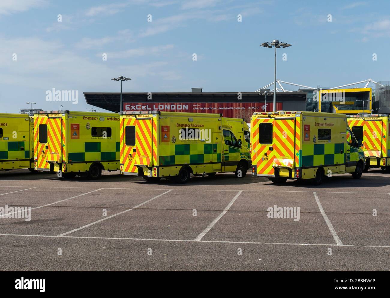 © 2020 Andrew Baker 28. März 2020. Rettungswagen im Excel Exhibition Centre in London, das als NHS Nightingale provisorisches Krankenhaus genutzt wird Stockfoto