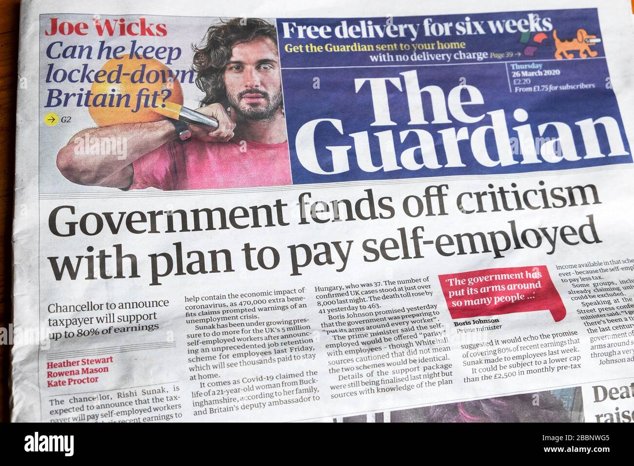 "Die Regierung fendet die Kritik mit dem Plan, selbstständig zu zahlen" Titelzeile der Guardian Zeitung am 26. März 2020 London England Großbritannien Stockfoto