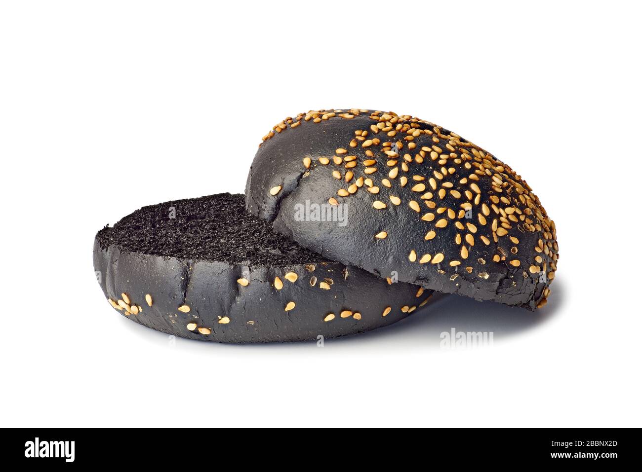 Schwarze Hamburgerhälften auf Weiß Stockfoto