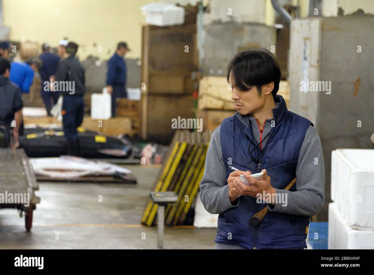 Japan, Tokio - 27. März 2018: Ein Mann, der bei der Thunfischauktion in Tsukiji bei der Arbeit gesehen wurde. Stockfoto