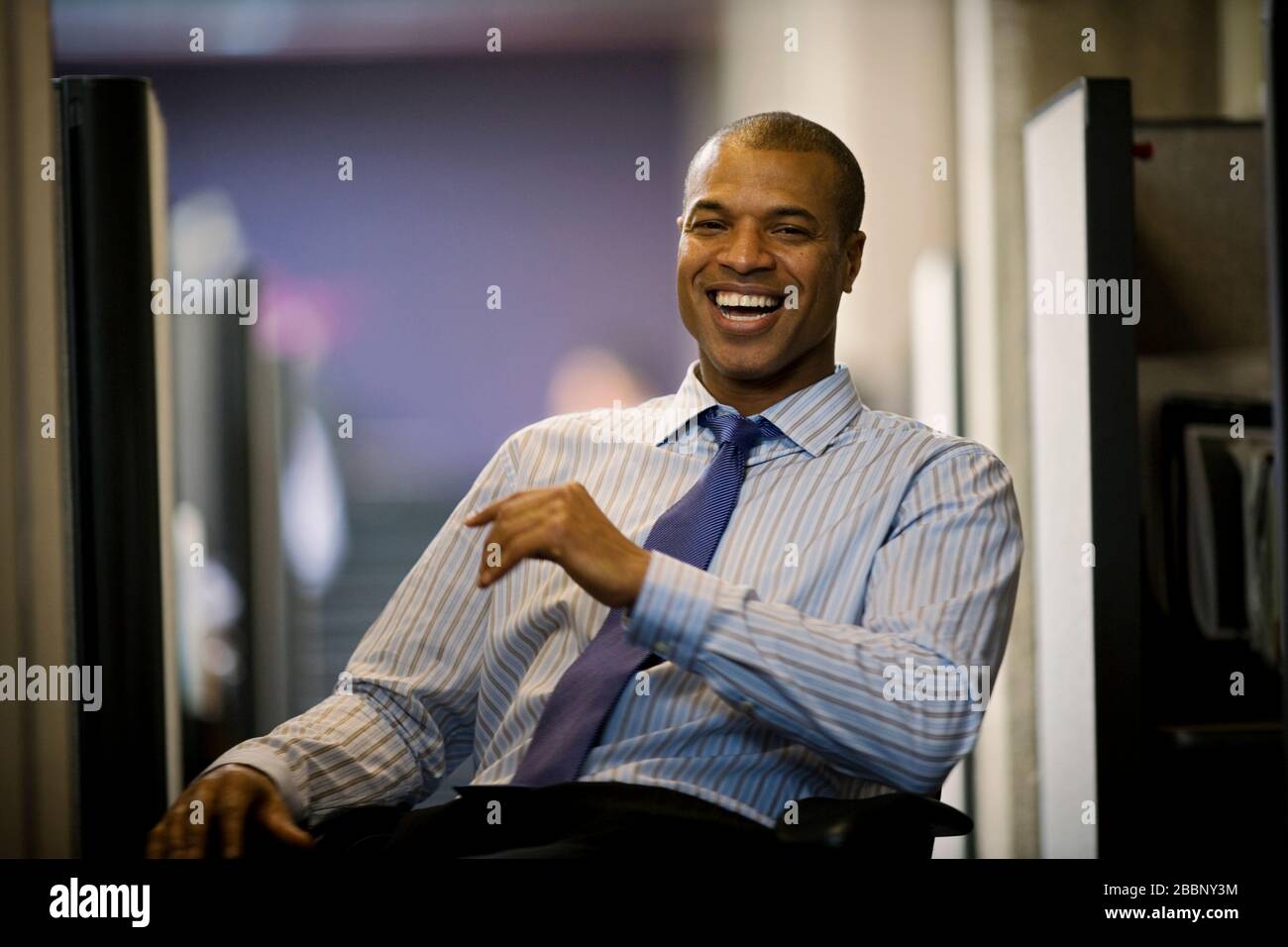 Porträt einer Mitte - Erwachsene Geschäftsmann sitzt in einem Büro. Stockfoto