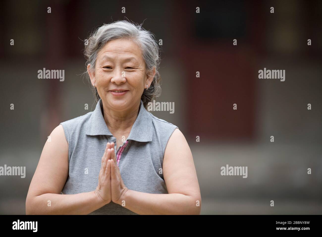 Porträt einer älteren Frau, die Yoga praktiziert. Stockfoto
