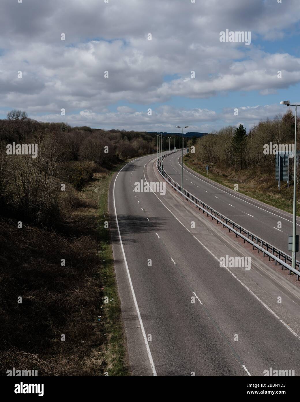 MERTHYR TYDFIL, WALES - 29. MÄRZ 2020 - eine leere A470-Straße während der Sperrung Coronavirus/Covid 19, Merthyr Tydfil, Wales. Stockfoto