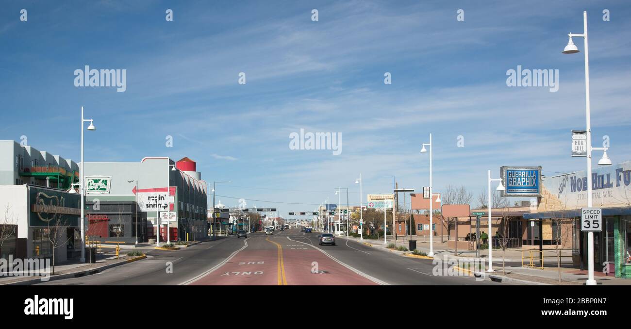Jimmy John's Sandwiches in der Central Ave. In Albuquerque nahe der University of Noe Mexico. Neon-Zeichen im Fenster sagt "Seerious Delivery", die binden. Stockfoto