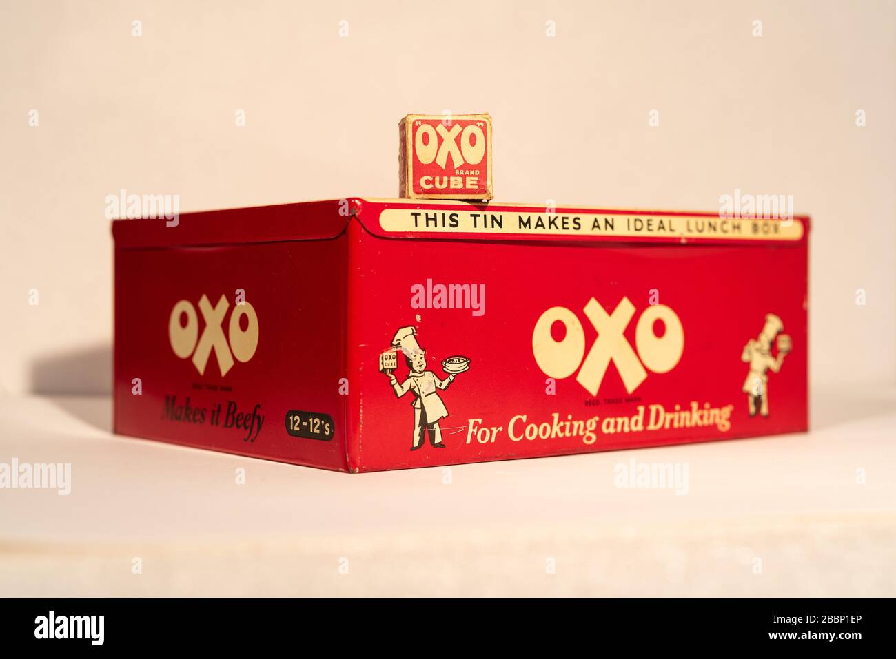 Alte OXO-Würfel mit Zinn und OXO-Würfel Stockfoto