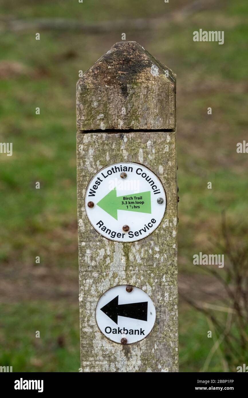 West Lothian Ranger Service Schild auf einem Pfosten in Almondell und Calderwood Country Park, West Lothian Schottland. Stockfoto