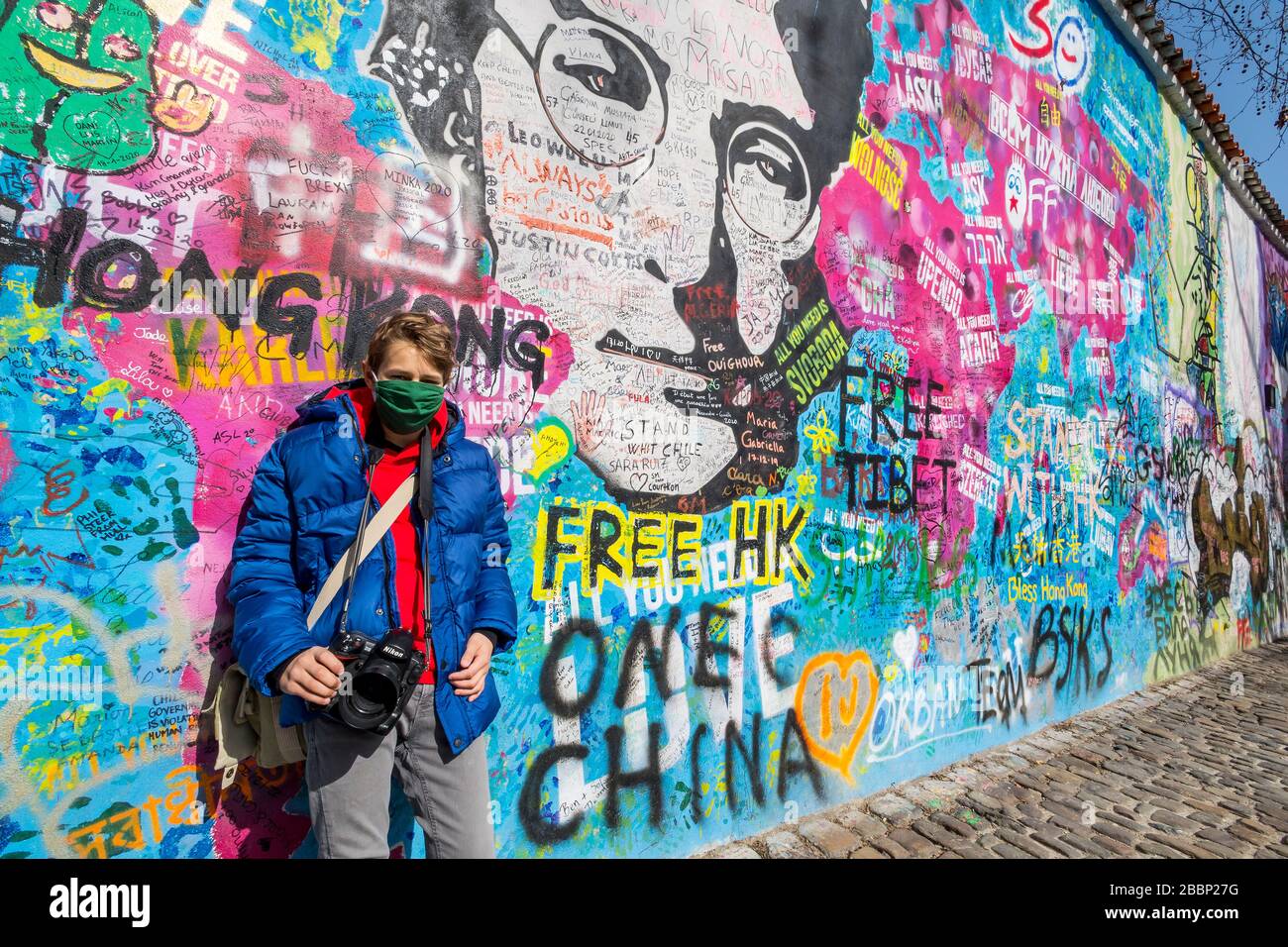 Junge, der vor der John Lennon Wall in Prag in Zeiten von Covid-19 Pandemy, Tschechien, stand Stockfoto