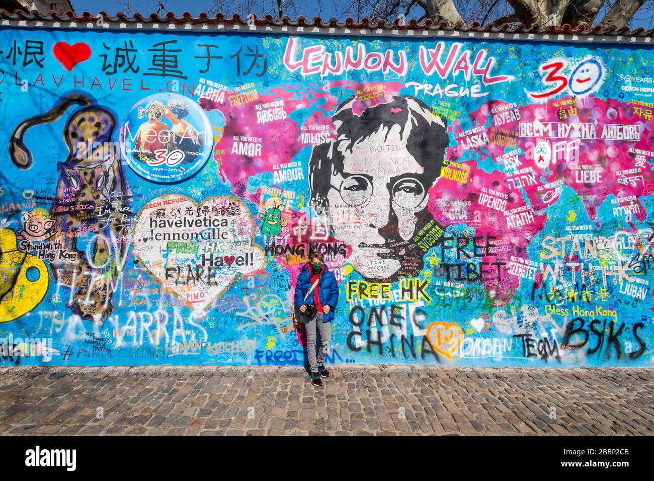 Junge, der vor der John Lennon Wall in Prag in Zeiten von Covid-19 Pandemy, Tschechien, stand Stockfoto