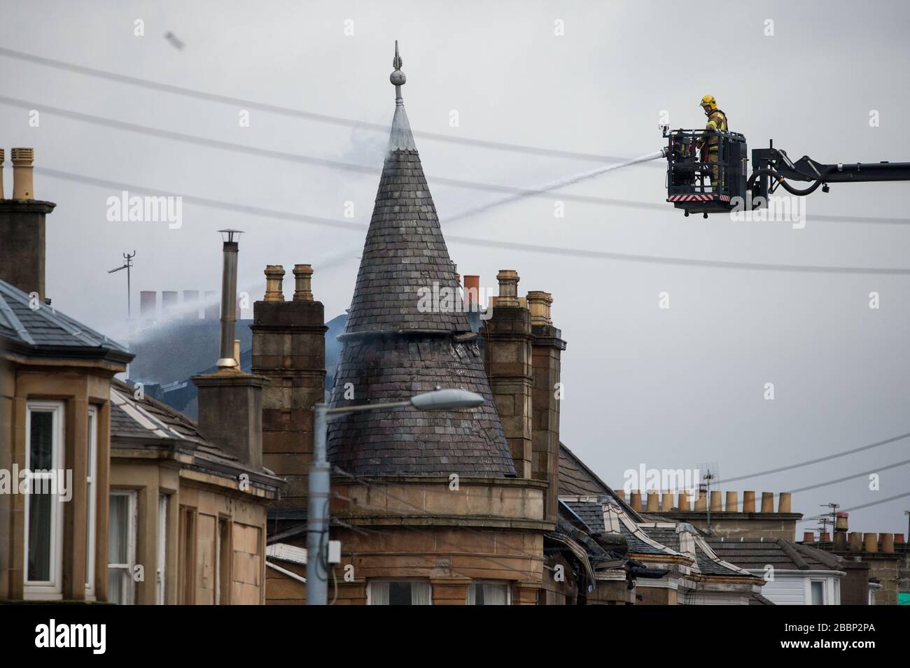 Glasgow, Großbritannien. April 2020. Abgebildet: Tenement House Fire in Albert Drive in Glasgows Südseite in Pollockshields. Die Feuerwehr hat an einer riesigen Flamme teilgenommen, die zweite seit vier Monaten in der Gegend von Pollokshields in Glasgow. Kredit: Colin Fisher/Alamy Live News. Stockfoto