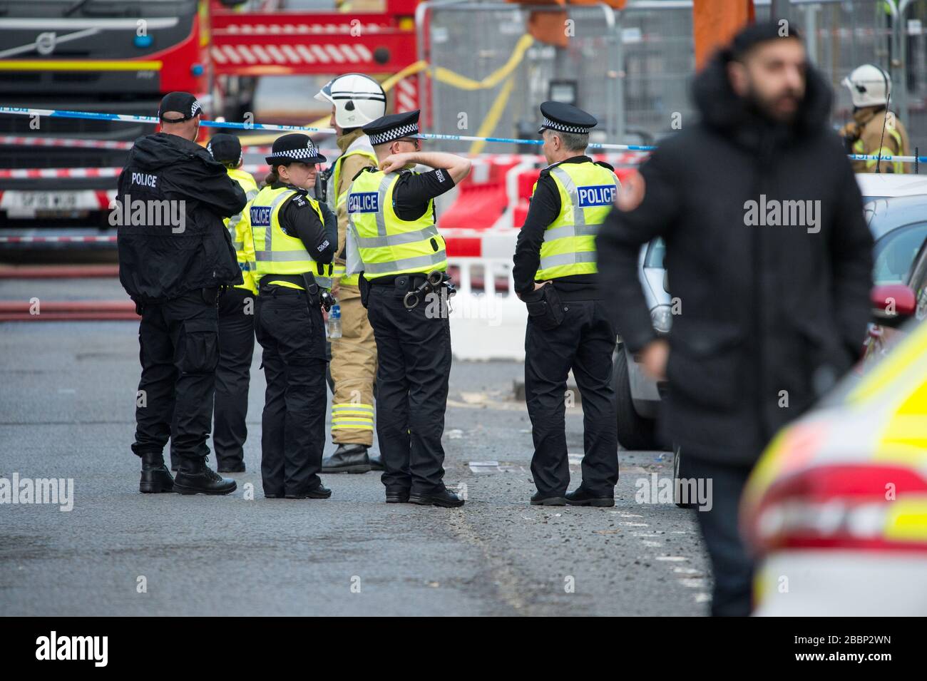 Glasgow, Großbritannien. April 2020. Abgebildet: Tenement House Fire in Albert Drive in Glasgows Südseite in Pollockshields. Die Feuerwehr hat an einer riesigen Flamme teilgenommen, die zweite seit vier Monaten in der Gegend von Pollokshields in Glasgow. Kredit: Colin Fisher/Alamy Live News. Stockfoto