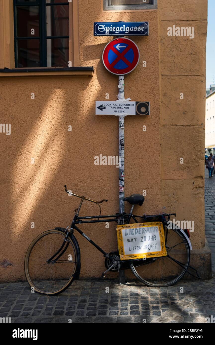 Deutsche und englische Schilder an der Spiegelgasse in Regensbug, Deutschland, leiten die Leute zum Literaturcafé. Stockfoto