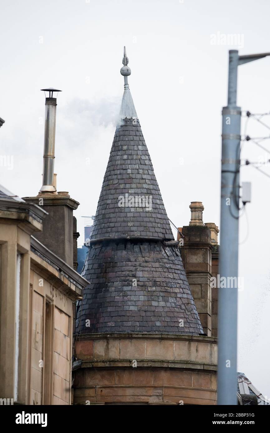 Glasgow, Großbritannien. April 2020. Abgebildet: Tenement House Fire in Albert Drive in Glasgows Südseite in Pollockshields. Die Feuerwehr hat an einer riesigen Flamme teilgenommen, die zweite seit vier Monaten in der Gegend von Pollokshields in Glasgow. Kredit: Colin Fisher/Alamy Live News. Stockfoto