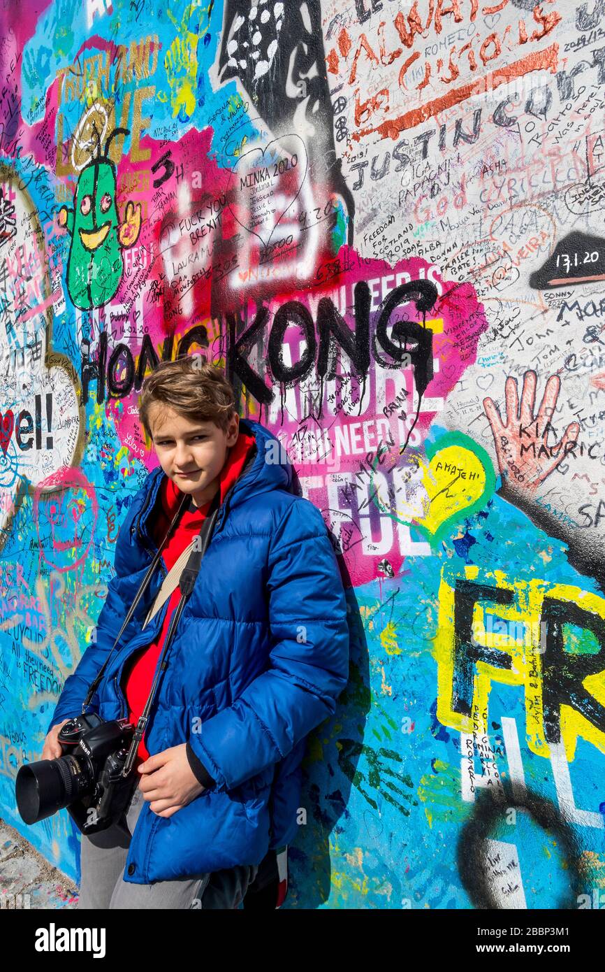 Junge, der vor der John Lennon Wall in Prag in Zeiten von Covid-19 Pandemy, Tschechien, stand Stockfoto