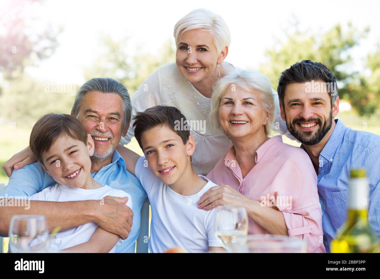 Familie mit drei Generationen, die zusammen Spaß haben Stockfoto