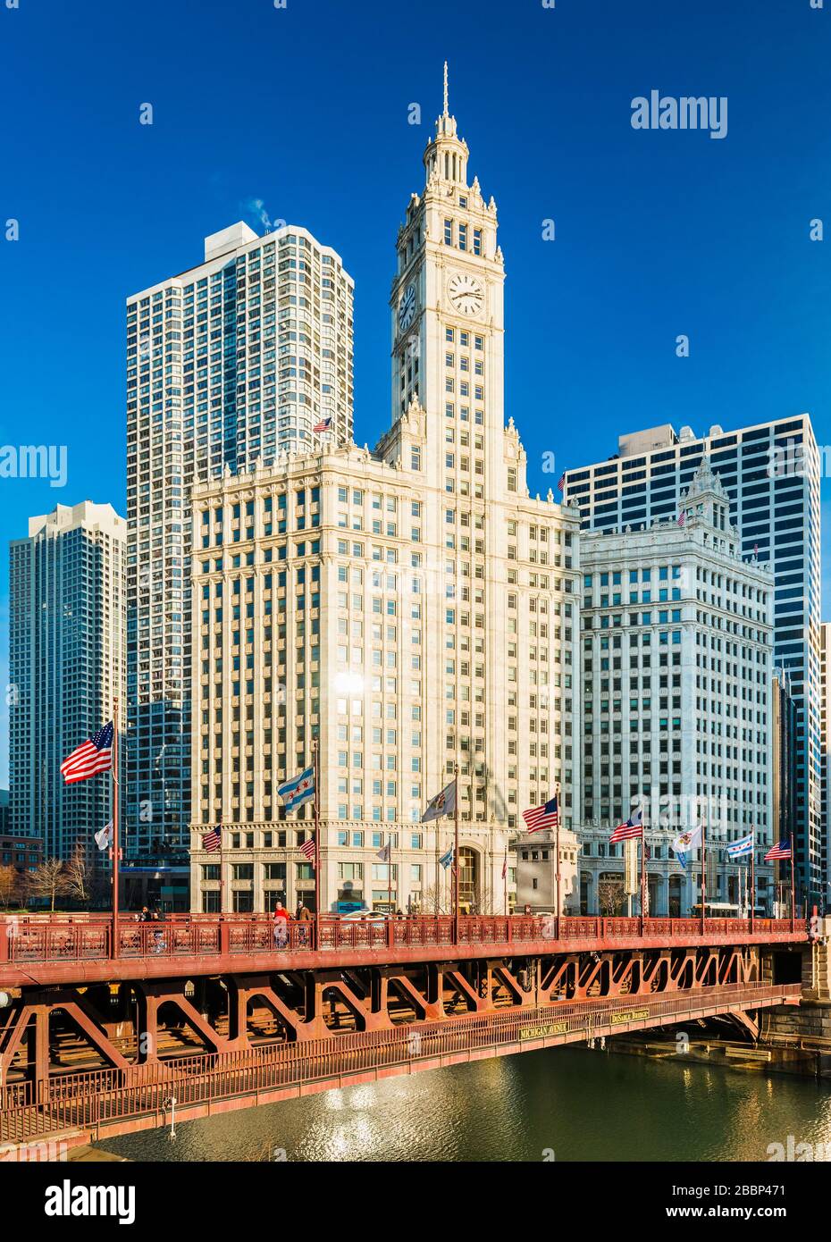 Chicago - März 2017, IL, USA: Blick auf das Wrigley Building und die DuSable Bridge im Stadtzentrum von Chicago Stockfoto