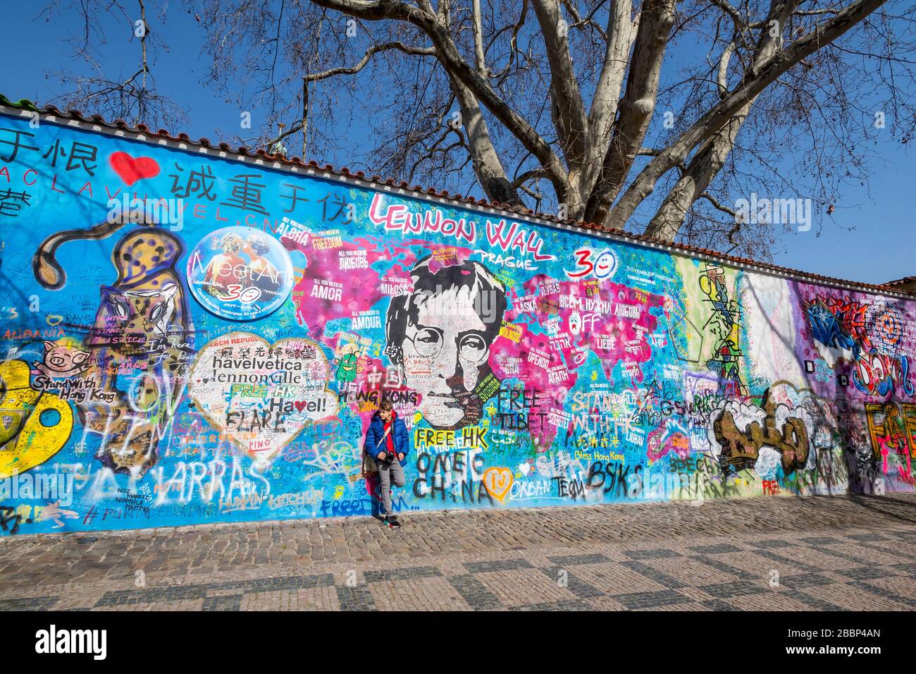 Junge, der vor der John Lennon Wall in Prag in Zeiten von Covid-19 Pandemy, Tschechien, stand Stockfoto