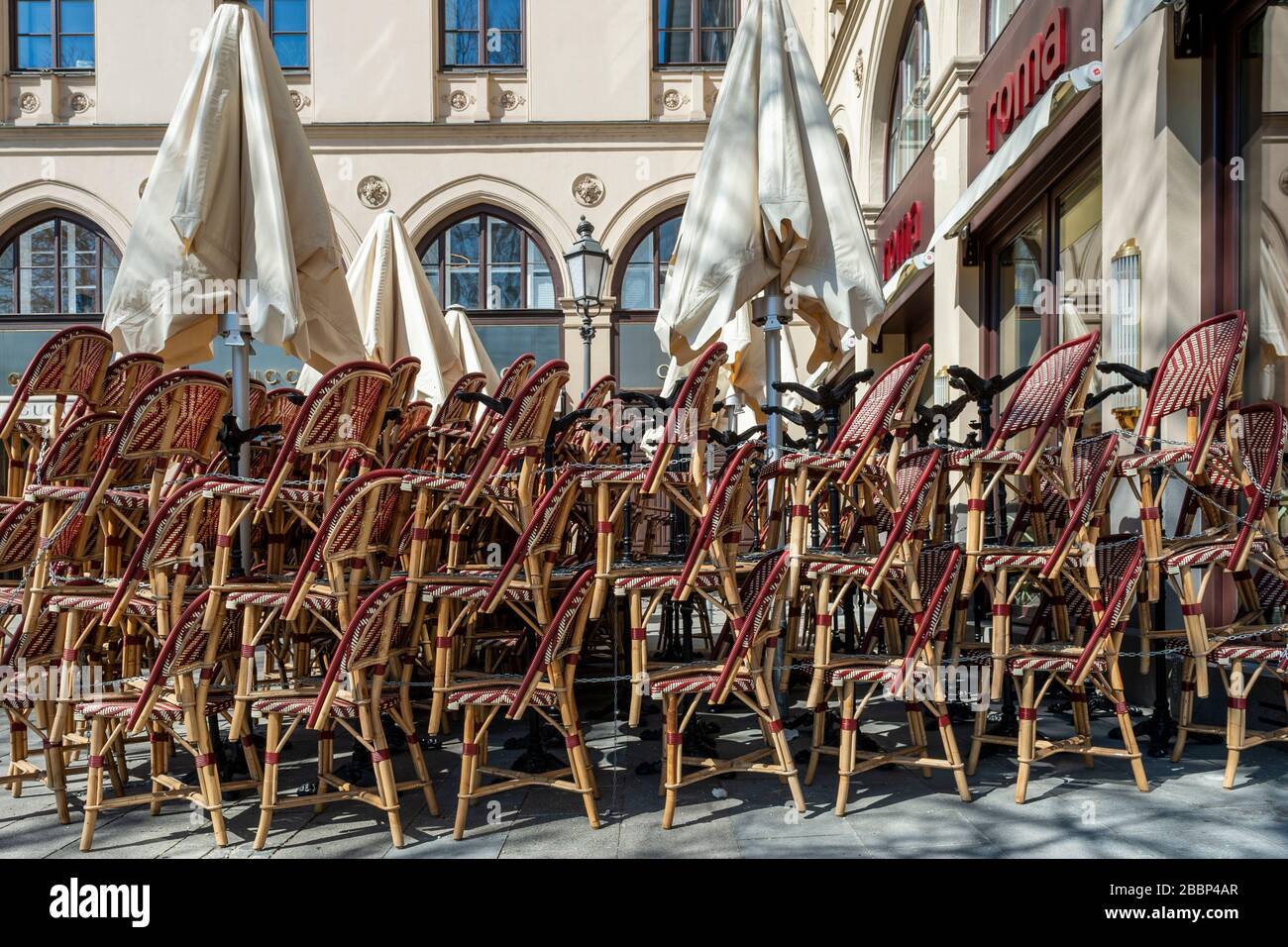München ¬- Bayern - Deutschland, 1. April 2020: Leer geschlossene Restaurants und Bars, wegen Abschaltung wegen Corona-Virus Stockfoto