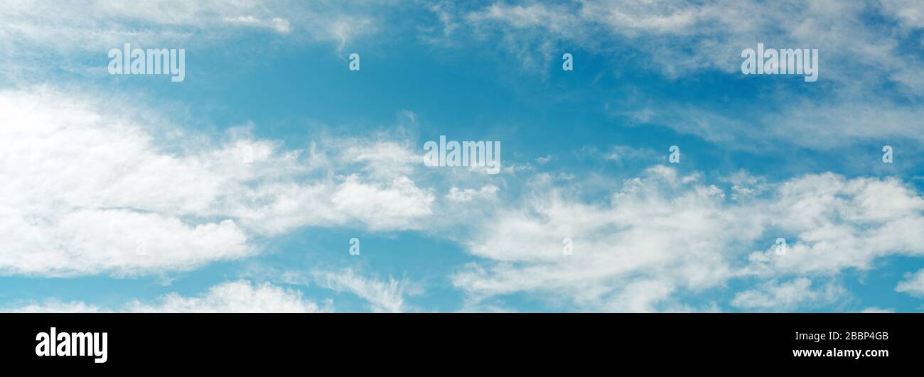 Ein Panoramablick über Tageslicht und über alle Wolken unter dem blauen Himmel, Himmel und Wolken Banner, Tapete Konzept Stockfoto