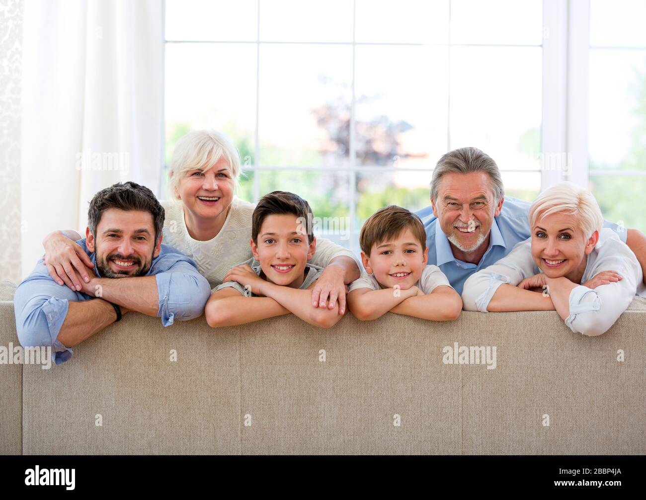Familie mit drei Generationen, die zusammen Spaß haben Stockfoto