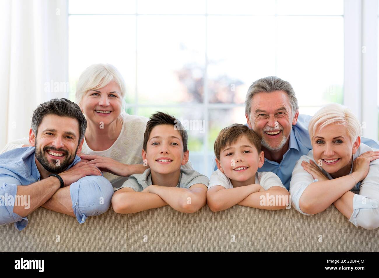 Familie mit drei Generationen, die zusammen Spaß haben Stockfoto
