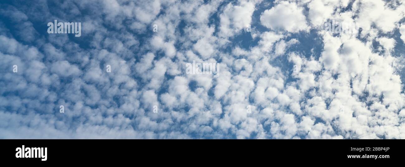 Ein Panoramablick über Tageslicht und über alle Wolken unter dem blauen Himmel, Himmel und Wolken Banner, Tapete Konzept Stockfoto
