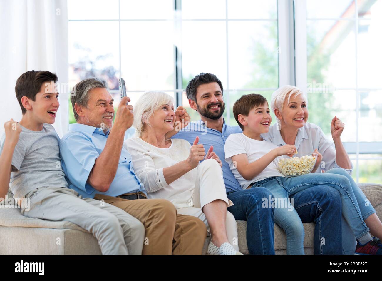 Familie mit drei Generationen, die zusammen Spaß haben Stockfoto