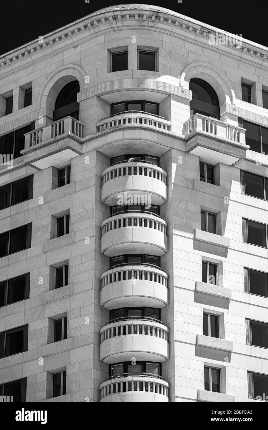 Eckbalkone im Pennsylvania Building der 1950er Jahre in der Pennsylvania Avenue 1275, Washington DC. Stockfoto