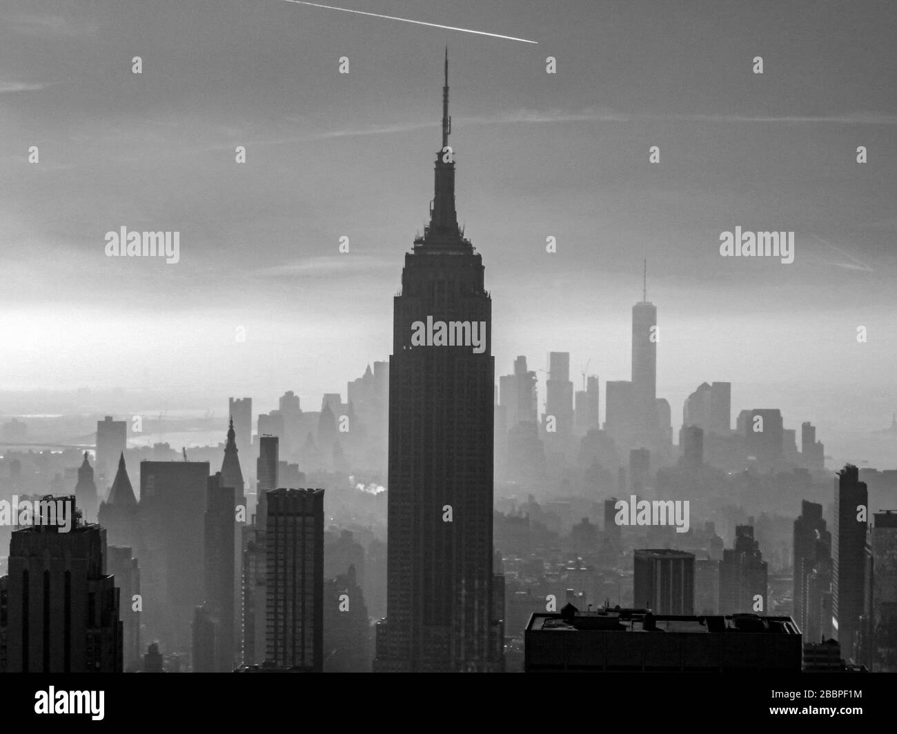 Skyline von Manhattan - ein untrümer Blick auf die Innenstadt Manhattans vom Empire State Building bis zum One World Trade Center. Stockfoto