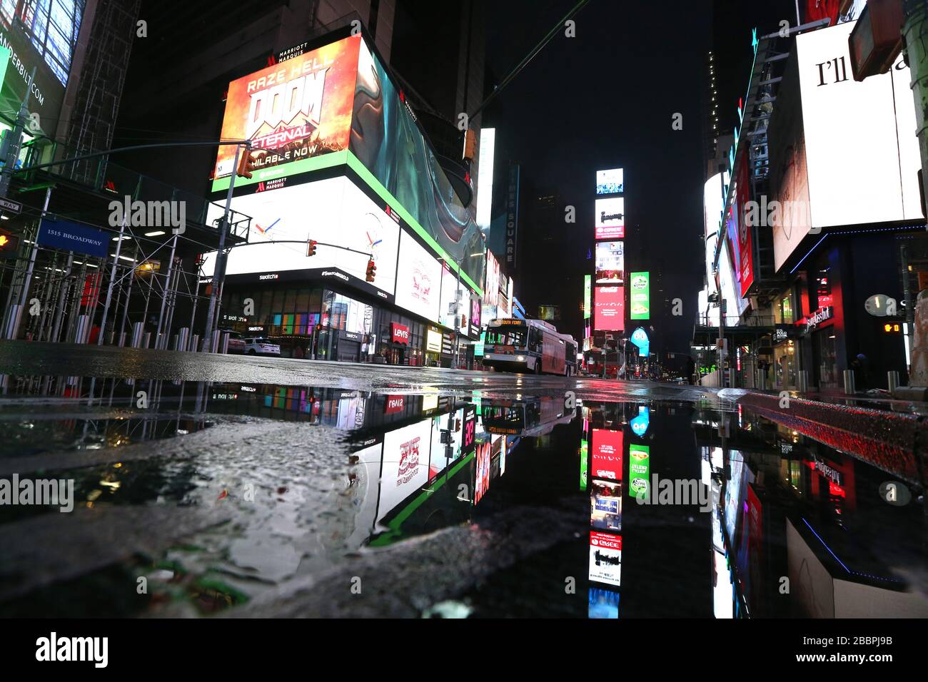 31. März 2020, New York, NY, USA: Ein leerer Times Square in einer regnerischen Nacht während der COVID-19- oder Roman-Coronavirus-Krise. (Bild: © Dan Herrick/ZUMA Wire) Stockfoto